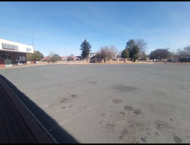 1,500M² BUILDING FOR SALE IN THREE RIVERS EAST